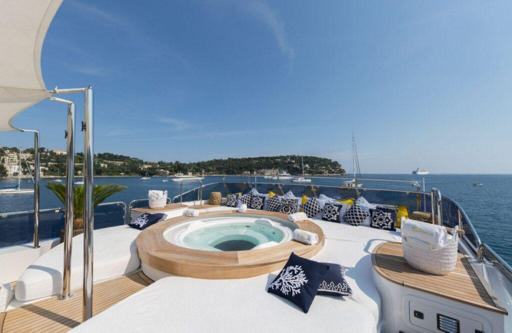 Bina sundeck Jacuzzi and outdoor cinema area