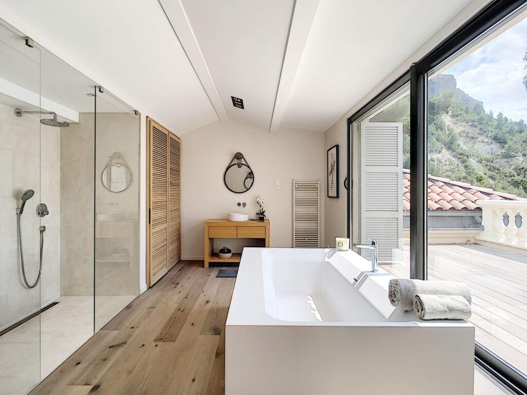 master en-suite bathroom at Villa L'instant, French Riviera villa