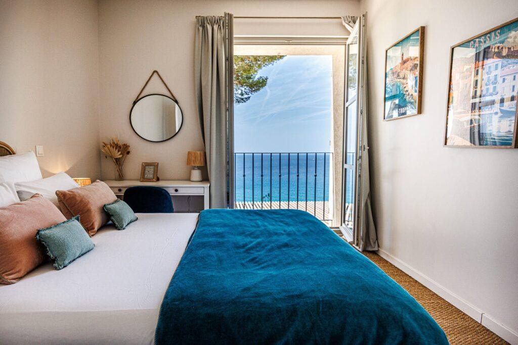 luxury bedroom at Villa L'instant, 12-bedroom villa Cassis Calanques