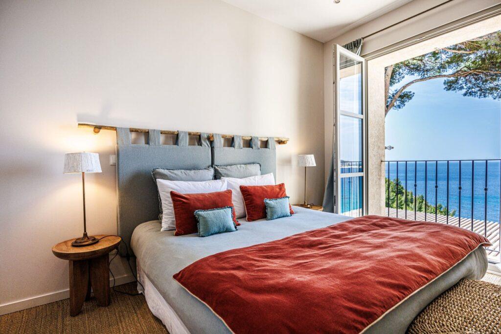 luxury bedroom at Villa L'instant, 12-bedroom villa Cassis Calanques