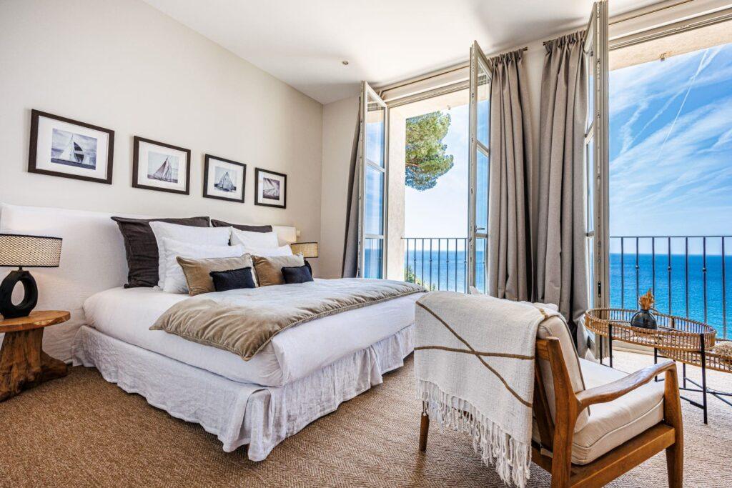 luxury bedroom at Villa L'instant, 12-bedroom villa Cassis Calanques