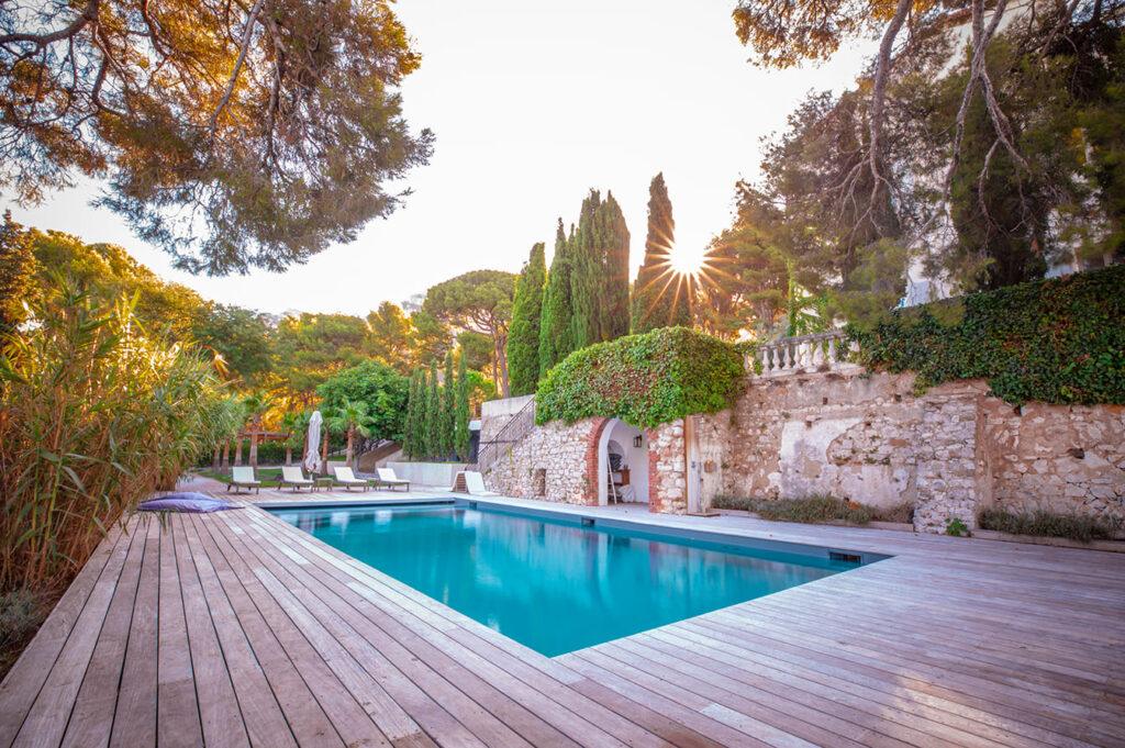 13-metre heated swimming pool at Villa L'instant at sunrise, Calanques