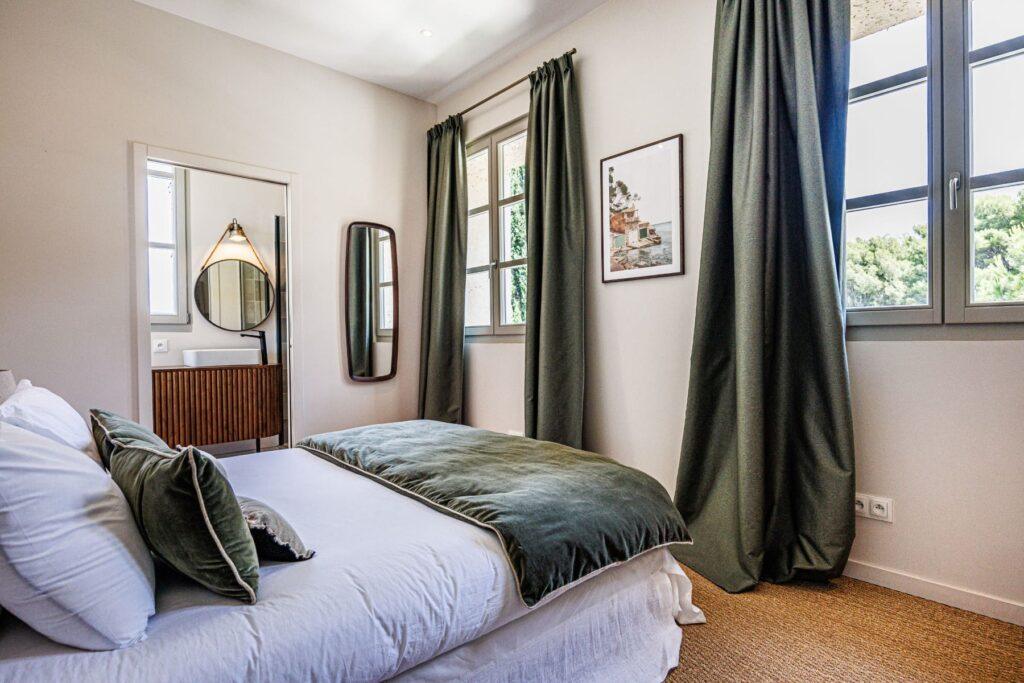 luxury bedroom at Villa L'instant, 12-bedroom villa Cassis Calanques