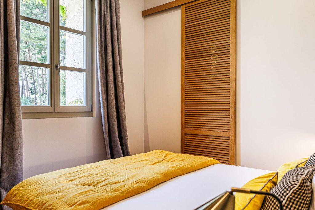 luxury bedroom at Villa L'instant, 12-bedroom villa Cassis Calanques
