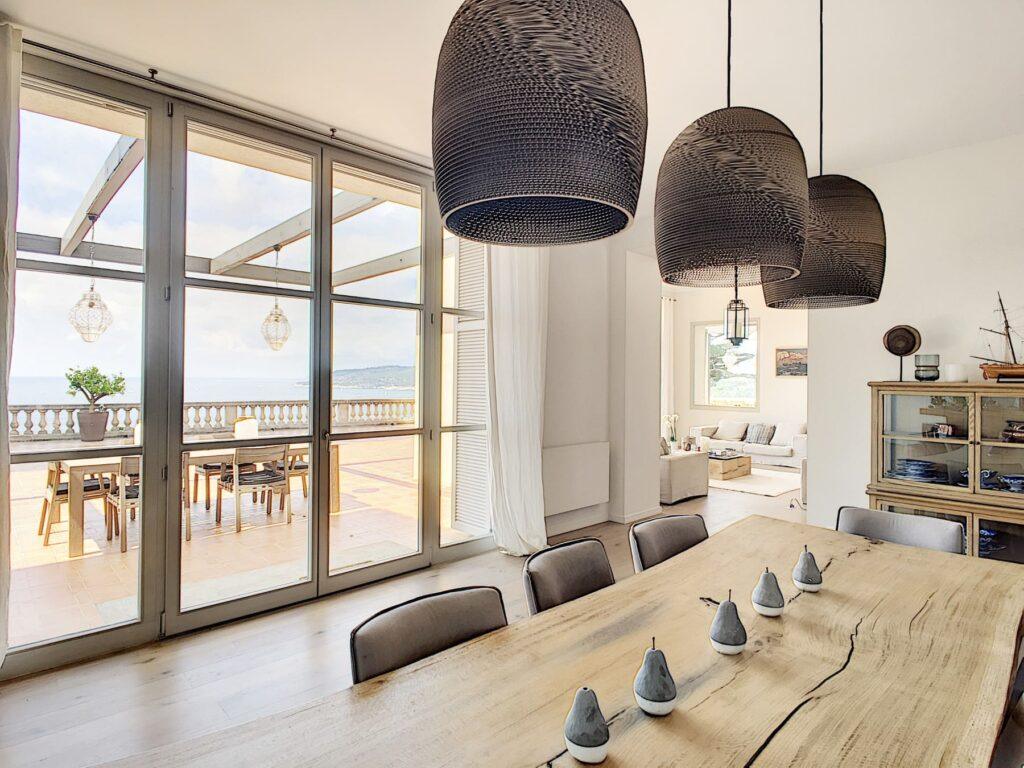 grand oak dining table for 18 guests at Villa L'instant, Côte d'Azur