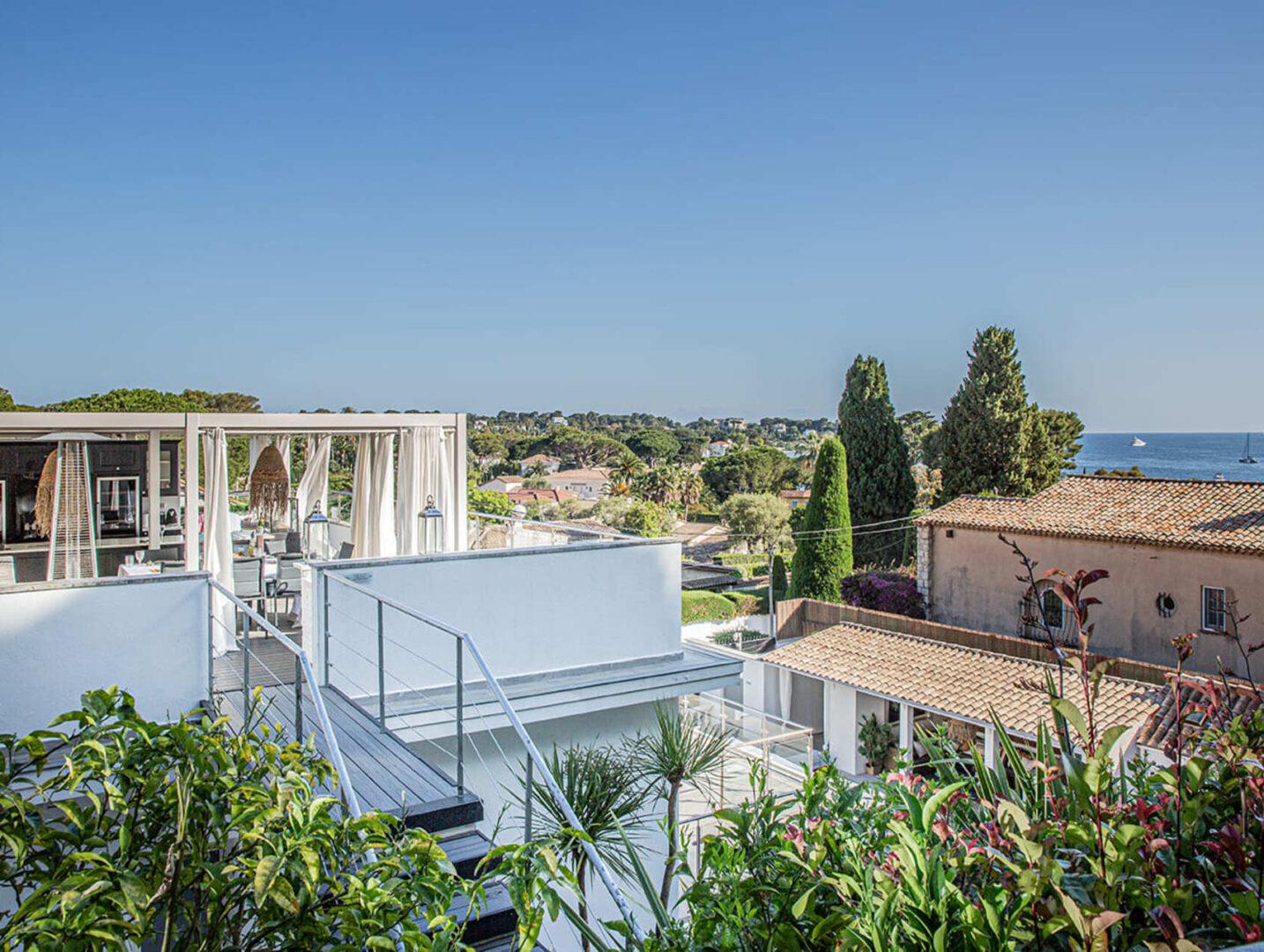 Outdoor lounge area and heated pool at Villa Cap Élan, Cap d'Antibes, Côte d'Azur