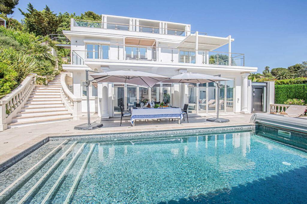 Outdoor lounge area and heated pool at Villa Cap Élan, Cap d'Antibes, Côte d'Azur