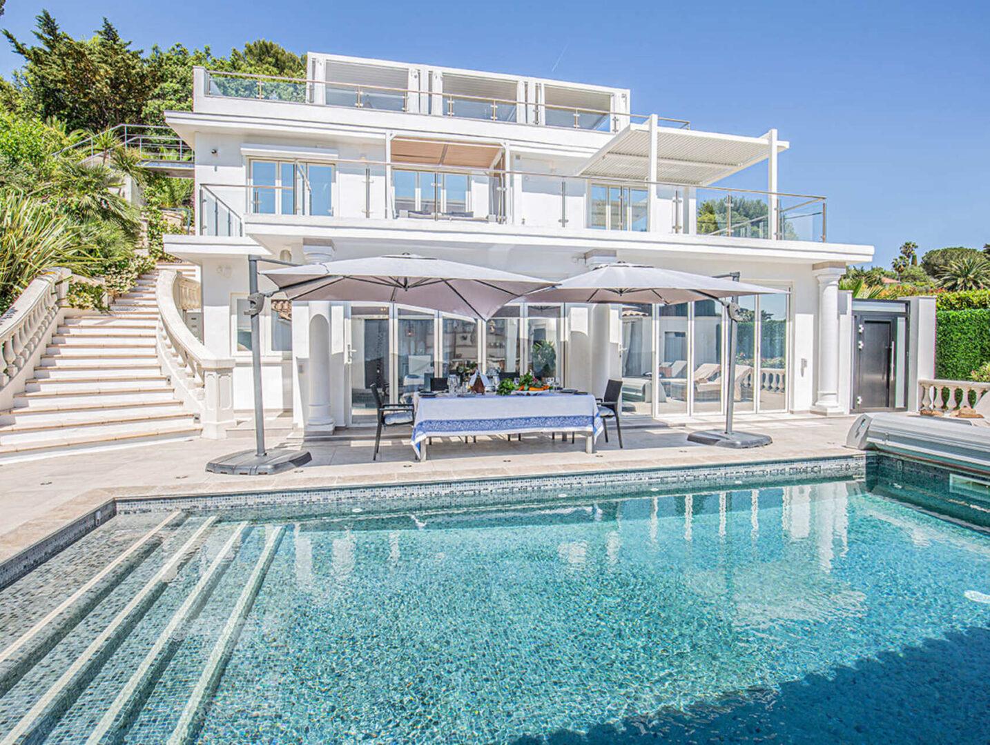 Outdoor lounge area and heated pool at Villa Cap Élan, Cap d'Antibes, Côte d'Azur