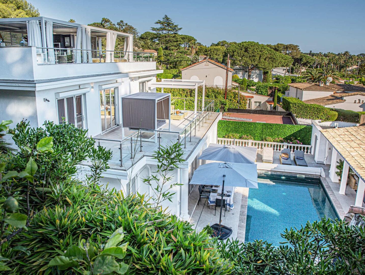 Outdoor lounge area and heated pool at Villa Cap Élan, Cap d'Antibes, Côte d'Azur