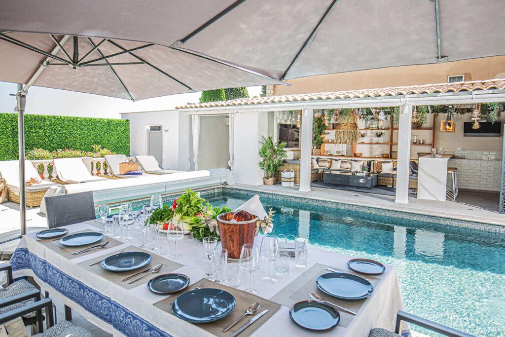 Outdoor lounge area and heated pool at Villa Cap Élan, Cap d'Antibes, Côte d'Azur